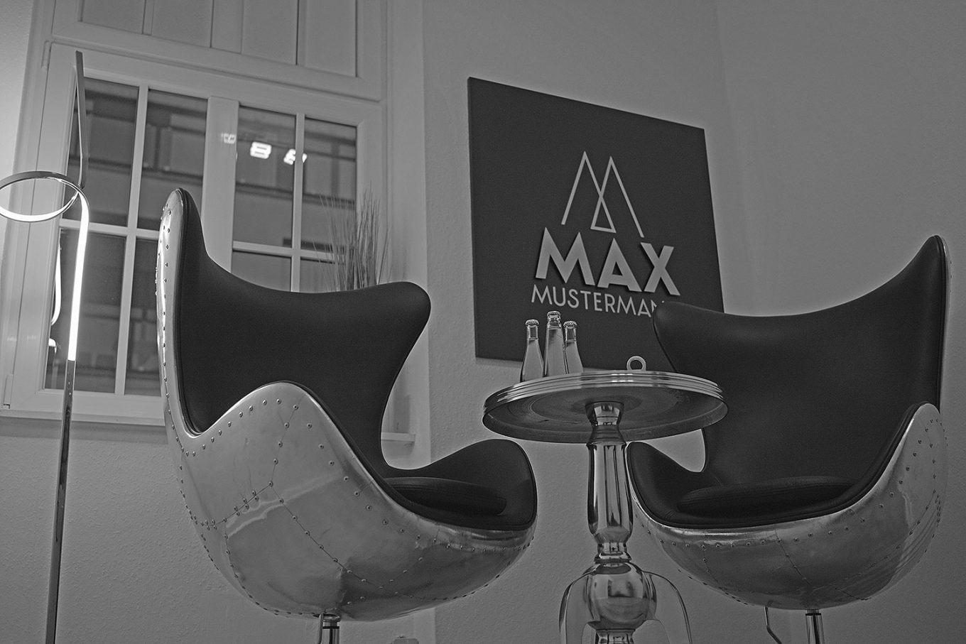 Bürostuhl Blick auf Max Mustermann Logo