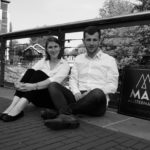 Jan und Sarah sitzend