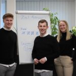 Jan, Dennis und Christine stehen vor einer Flipchart