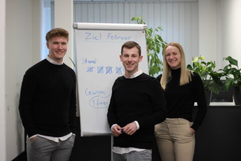 Jan, Dennis und Christine stehen vor einer Flipchart